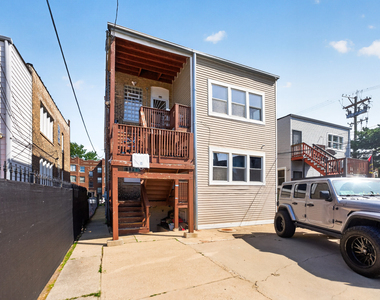 7440 S Paxton Avenue - Photo Thumbnail 17
