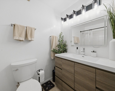 401 E Ontario Street - Photo Thumbnail 11