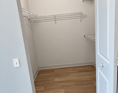 1025 W Addison Street - Photo Thumbnail 4