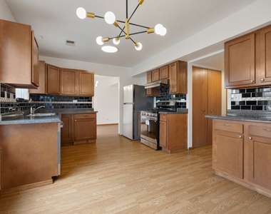 1127 Ashbrook Drive - Photo Thumbnail 7