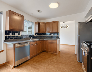 1127 Ashbrook Drive - Photo Thumbnail 8
