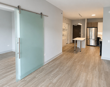 1025 W Addison Street - Photo Thumbnail 3