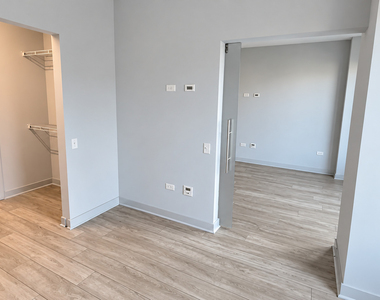 1025 W Addison Street - Photo Thumbnail 4