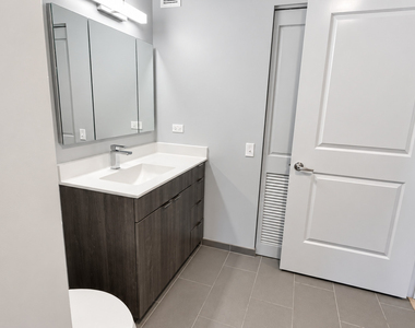 1025 W Addison Street - Photo Thumbnail 7