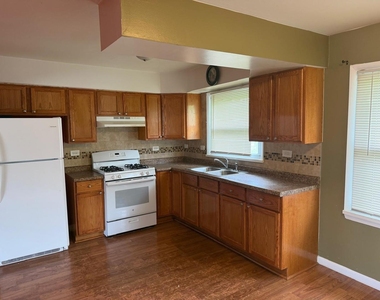 15726 Avalon Avenue - Photo Thumbnail 9