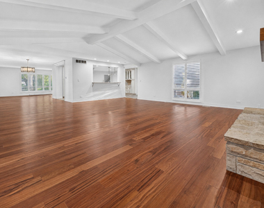 800 Ridgemoor Drive W - Photo Thumbnail 3