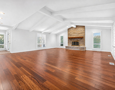 800 Ridgemoor Drive W - Photo Thumbnail 2