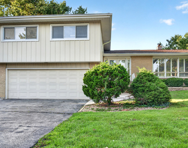 800 Ridgemoor Drive W - Photo Thumbnail 1