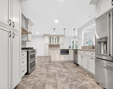 800 Ridgemoor Drive W - Photo Thumbnail 6