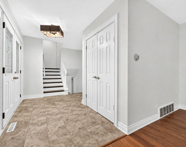 800 Ridgemoor Drive W - Photo Thumbnail 9