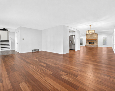 800 Ridgemoor Drive W - Photo Thumbnail 4