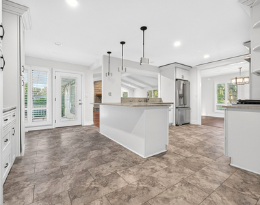 800 Ridgemoor Drive W - Photo Thumbnail 8