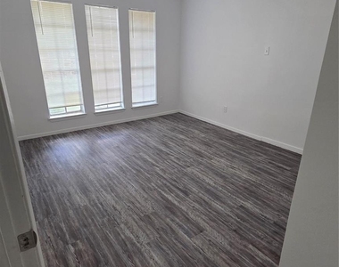 19515 Woodglen Drive - Photo Thumbnail 5
