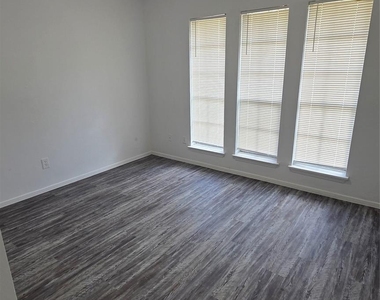 19515 Woodglen Drive - Photo Thumbnail 6