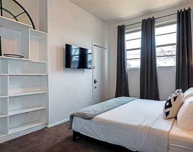 3314 Greenbriar Drive - Photo Thumbnail 10