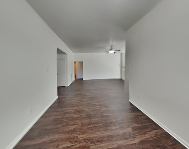 6907 Grant Drive - Photo Thumbnail 4