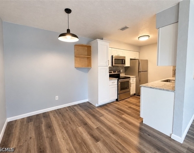 3032 Se Santa Barbara Place - Photo Thumbnail 4