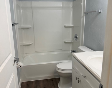 3032 Se Santa Barbara Place - Photo Thumbnail 6