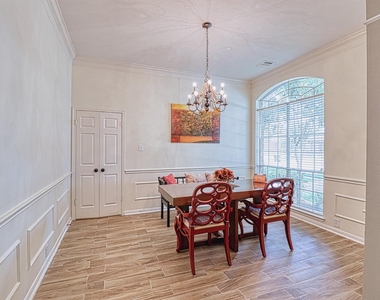 2123 Meadow Park Circle - Photo Thumbnail 6