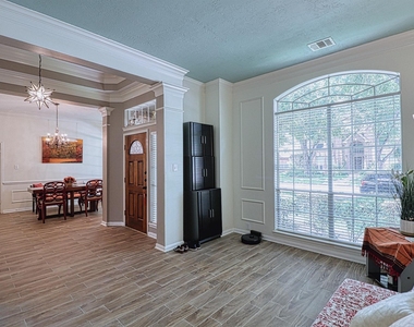 2123 Meadow Park Circle - Photo Thumbnail 5