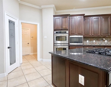 8303 Crescent Knolls Dr Drive - Photo Thumbnail 17