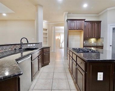 8303 Crescent Knolls Dr Drive - Photo Thumbnail 18