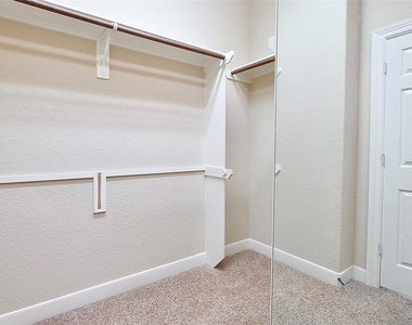 8303 Crescent Knolls Dr Drive - Photo Thumbnail 32