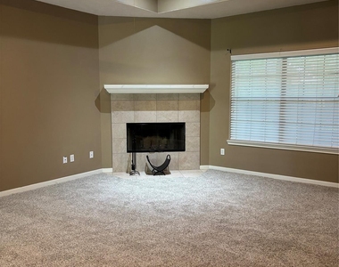 3238 Glenforest Drive - Photo Thumbnail 8