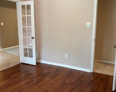 3238 Glenforest Drive - Photo Thumbnail 5