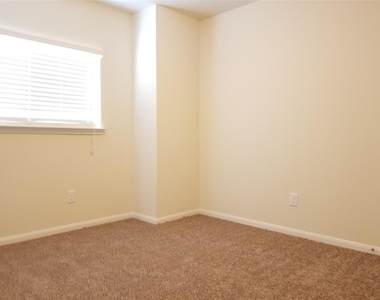 1718 Claremont Garden Circle - Photo Thumbnail 15