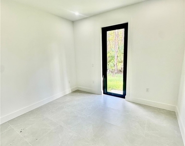 3206 10th Avenue Ne - Photo Thumbnail 1