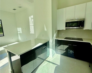 3144 10th Avenue Ne - Photo Thumbnail 6