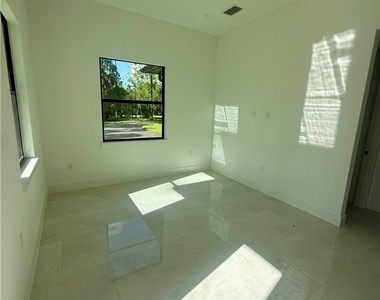3144 10th Avenue Ne - Photo Thumbnail 4