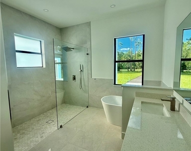 3144 10th Avenue Ne - Photo Thumbnail 4