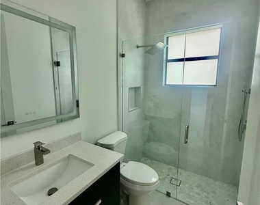 3144 10th Avenue Ne - Photo Thumbnail 9
