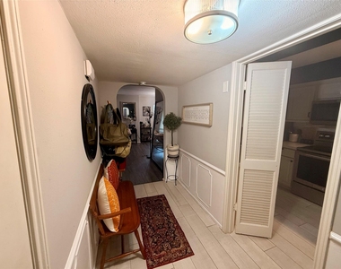 357 N Post Oak Lane - Photo Thumbnail 3