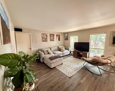 357 N Post Oak Lane - Photo Thumbnail 9
