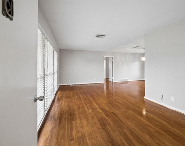 2327 Swift Boulevard - Photo Thumbnail 5