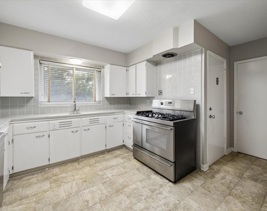 2327 Swift Boulevard - Photo Thumbnail 10