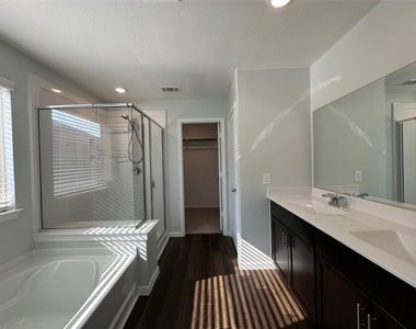 1052 Laguna Cove Drive - Photo Thumbnail 12