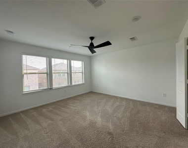 1052 Laguna Cove Drive - Photo Thumbnail 9