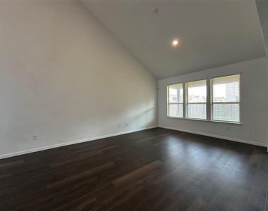 1052 Laguna Cove Drive - Photo Thumbnail 5