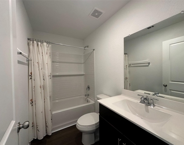 1052 Laguna Cove Drive - Photo Thumbnail 15