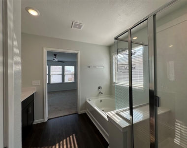 1052 Laguna Cove Drive - Photo Thumbnail 11