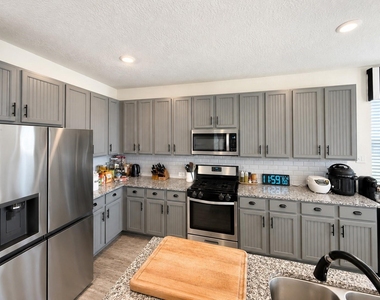 5434 Rose Trellis Street - Photo Thumbnail 6