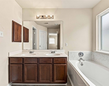 7402 Fox Cove Trail - Photo Thumbnail 19