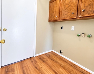 9943 Bayou Woods Drive - Photo Thumbnail 6