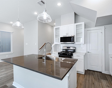 8423 Berry Brush Lane - Photo Thumbnail 11