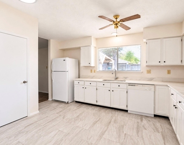 2326 Hazy Creek Drive - Photo Thumbnail 12