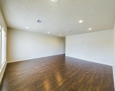 2607 Lawrence Street - Photo Thumbnail 20